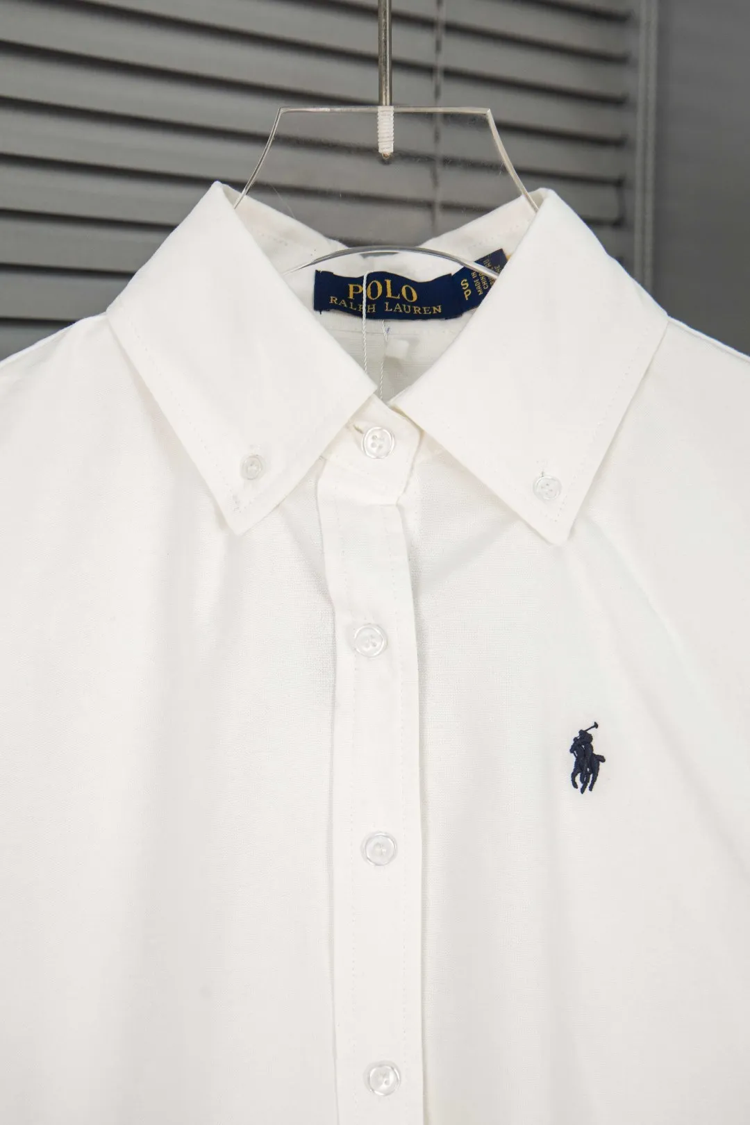 🅿️250 New: Style number: B141 Ralph Lauren/Ralph Lauren classic small label couple's long-sleeved shirt 1️⃣ Made of high-quality fabrics, the upper body is soft and comfortable, extremely delicate, and feels solid, smooth and soft. The fabric has the characteristics of being wrinkle-free and has an invincible feel. The details are perfectly handled! 2️⃣The workmanship details are perfectly controlled. They are all hemmed with vest technology, and the inside of the sleeves are also used. Different from the four-needle and five-thread workmanship, the collars are also all designed with interlining, showing high-end fashion and individuality, and the style is fashionable, simple and elegant! 3️⃣It is very youthful and energetic, and can be easily worn by both men and women. It is very in line with the fashion aesthetic concepts of today's young people! Color: Black, White, Navy Size: S, M, L, XL